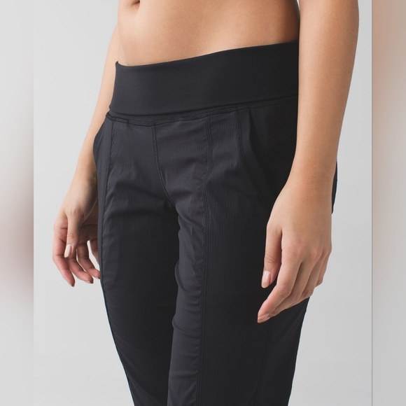 LULULEMON In Flux Crop Pants Size 4 Black Color With Pockets - Picture 4 of 16